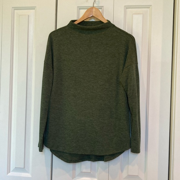 Tresics Tops - NWOT - Tresics mock turtle neck pullover. Size Large.